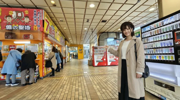 宝くじ売り場横の道